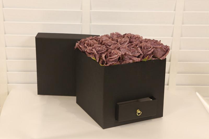 Siyah Kutu Yapay Gül